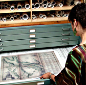Les plans anciens et modernes sont aussi disponibles en papier afin de faciliter la recherche.